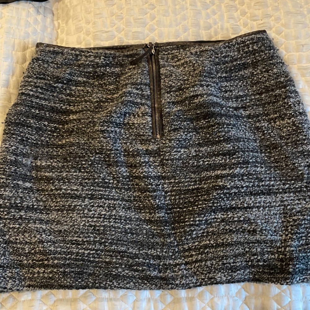Club Monaco woven skirt/gray&black motiv size 10